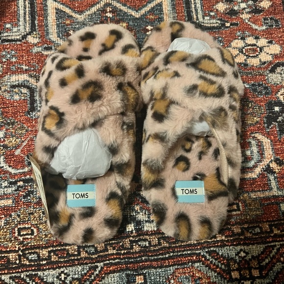 TOMS Cheetah print slippers. - Picture 2 of 3